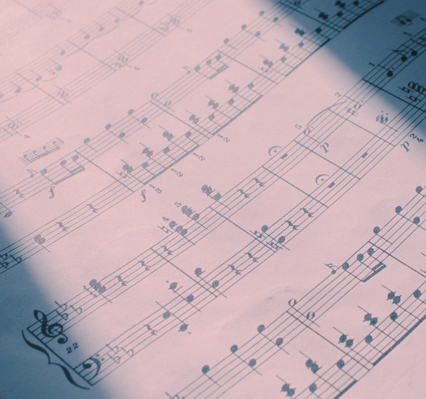 Una partitura abierta sobre un atril, preparada para una prueba de acceso