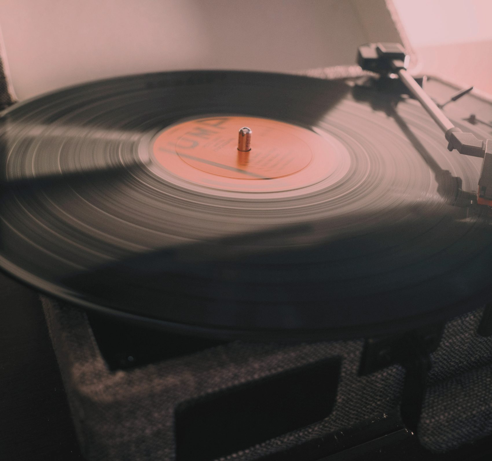 Un tocadiscos girando, como símbolo de las distintas formas de vivir de la música